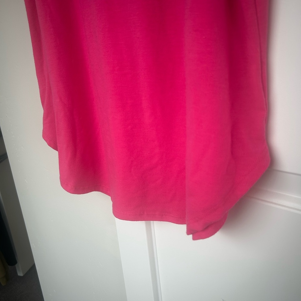 Zenana Short Sleeve Dolphin Hem Shell Button Top in Hot Pink Size Small NWOT - Picture 3 of 5